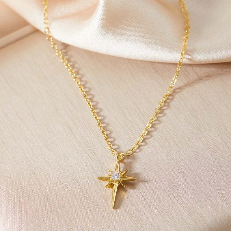 ASTREA – Collana in Acciaio Anallergico placcato oro 18K con stella a 8 punte e zircone centrale