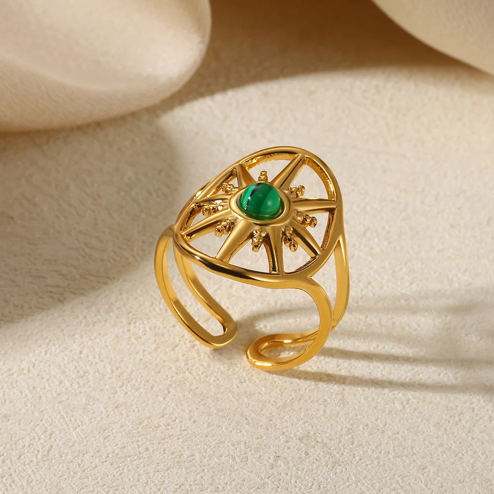 Malaki – Anello in Acciaio Dorato con Pietra Verde Vintage