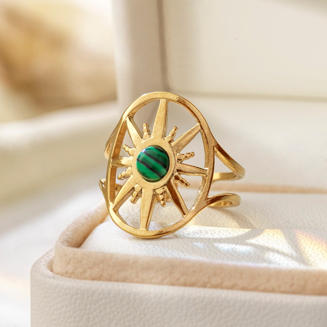 Malaki – Anello in acciaio anallergico placcato oro 18K con pietra verde tonalità malachite
