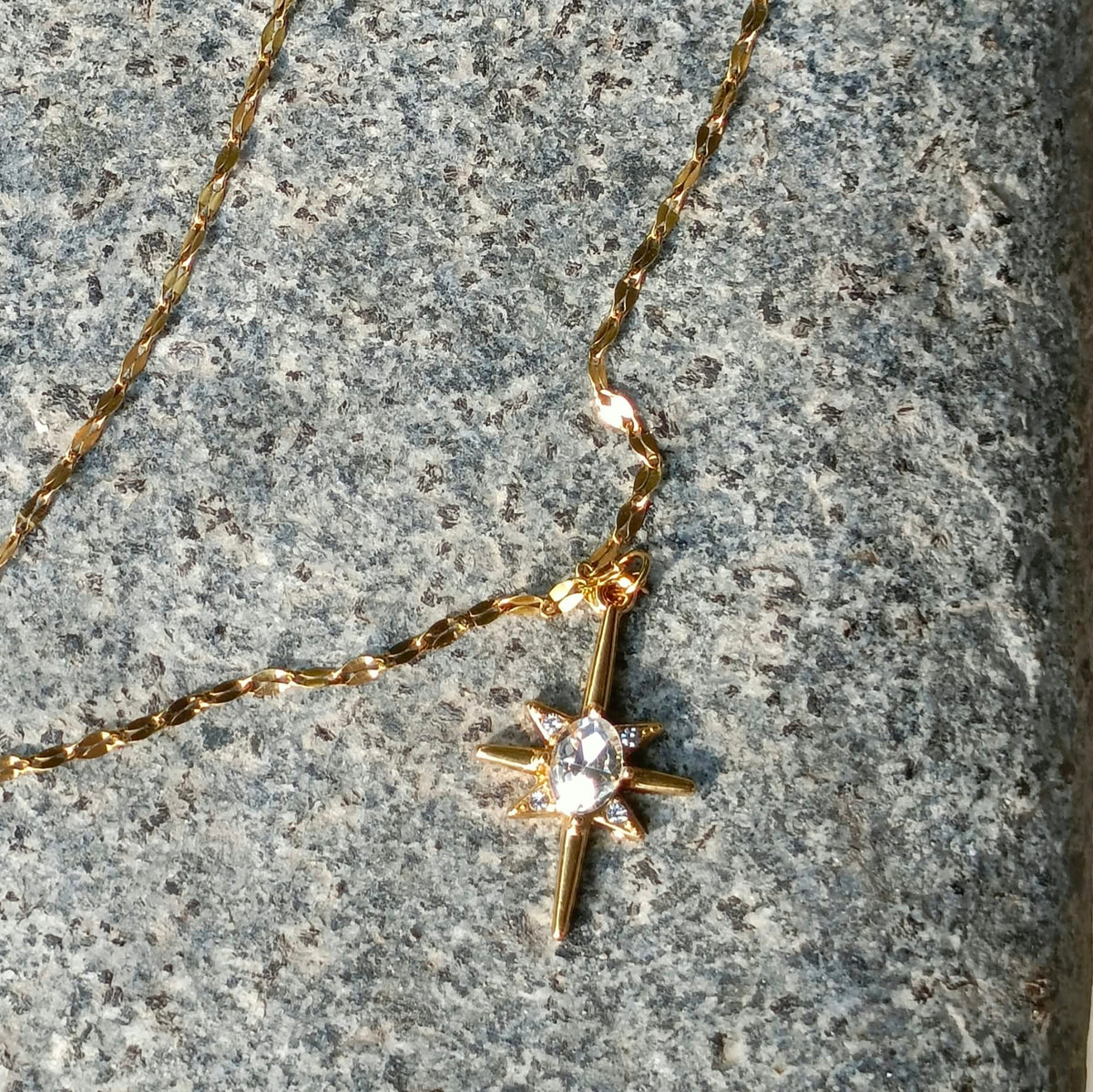 Astrea – Collana in Acciaio Anallergico placcato oro 18K con  stella a 8 punte e zircone centrale