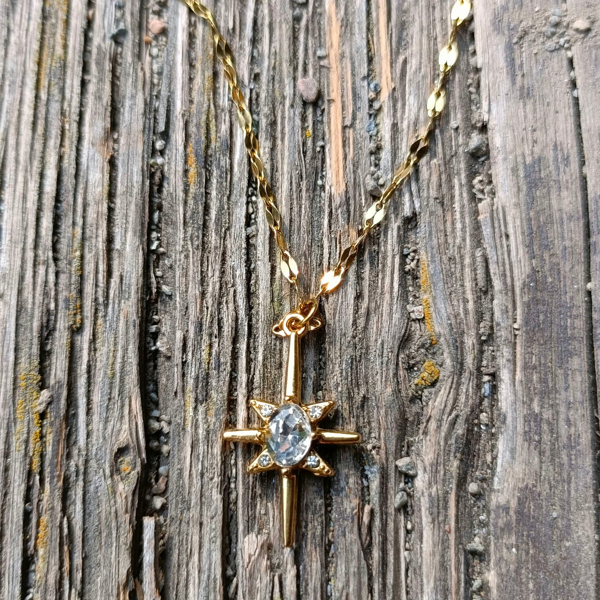 Astrea – Collana in Acciaio Anallergico placcato oro 18K con  stella a 8 punte e zircone centrale
