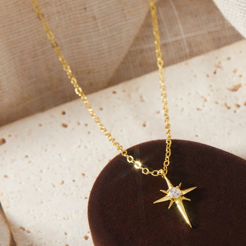 ASTREA – Collana in Acciaio Anallergico placcato oro 18K con  stella a 8 punte e zircone centrale